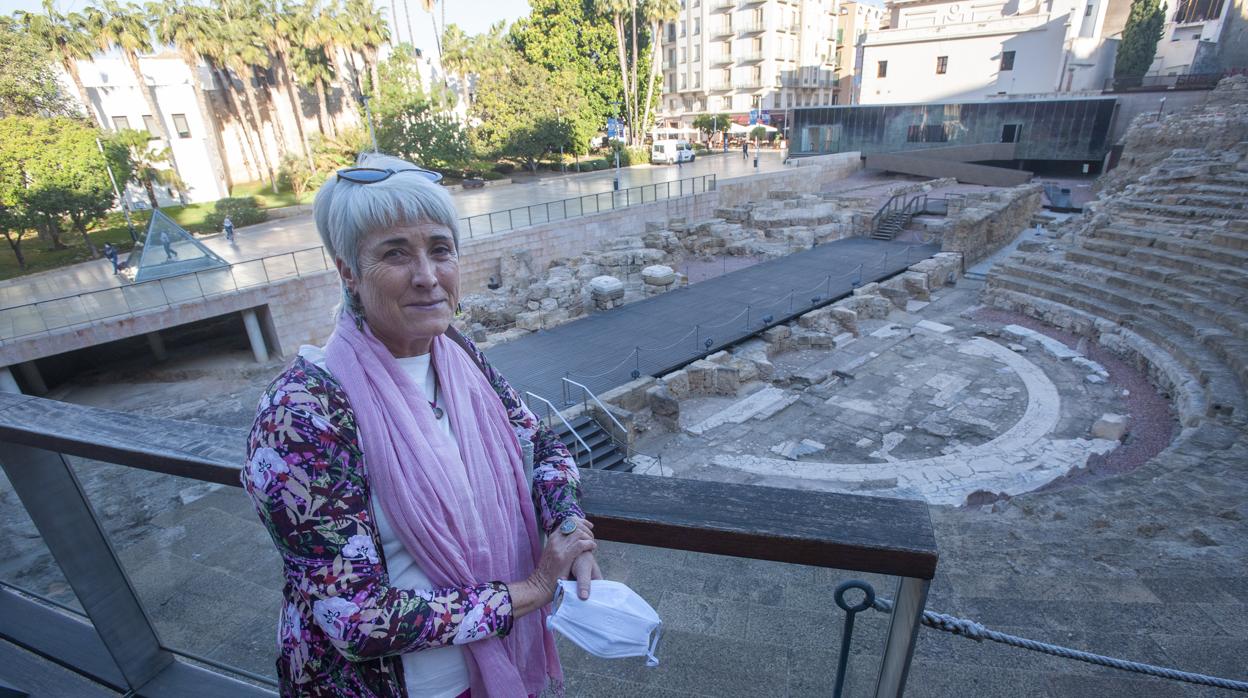 La arqueóloga Leticia Salvago posa junta al Teatro Romano de Málaga, recuperado en la década de los 90