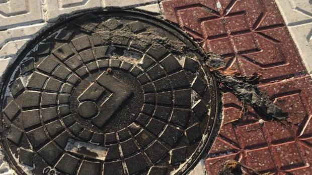 Las trombas de aguas riegan de aguas fecales el paseo marítimo de Matalascañas