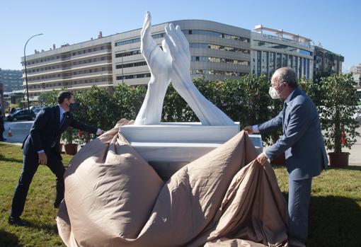 Moreno descubre la escultura junto al alcalde de Málaga, Francisco de la Torre