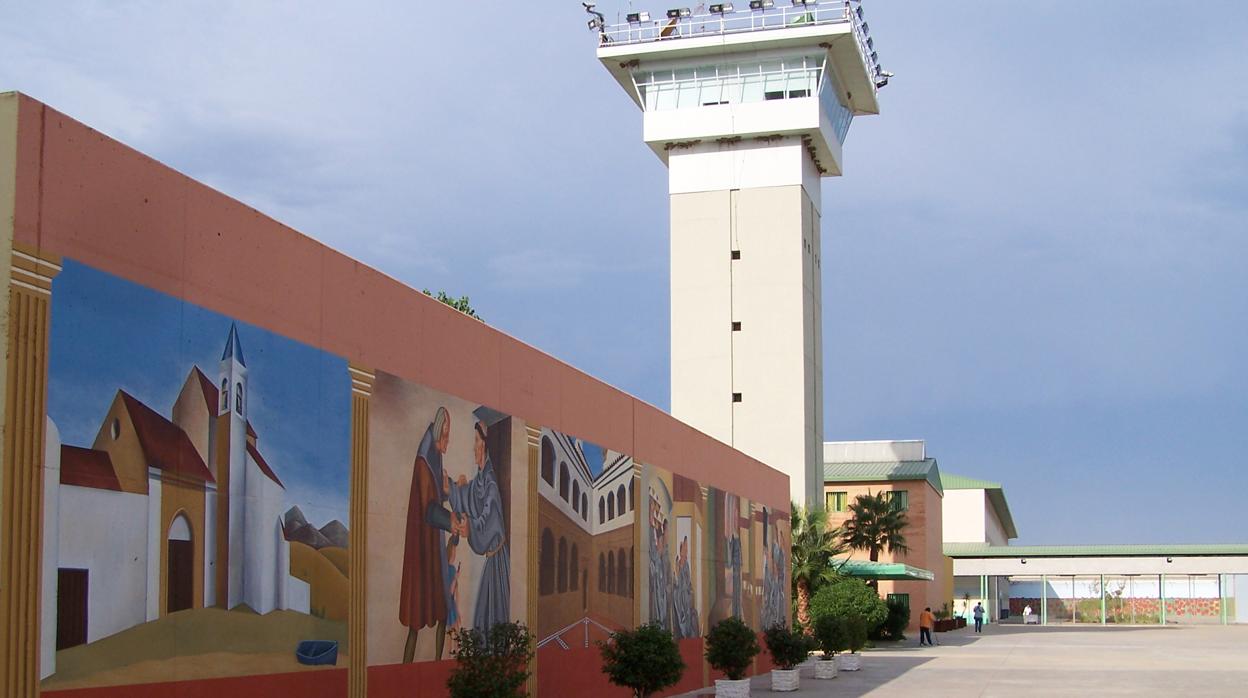 Uno de los patios interiores del centro penitenciario de Huelva