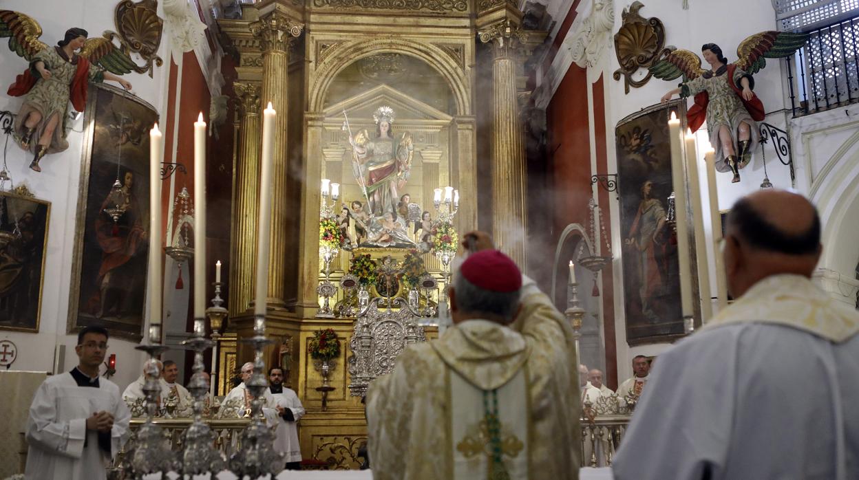 El prelado, de espaldas, en la iglesia del Juramento el pasado año