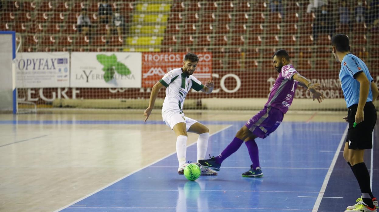 Zequi, en una disputa del balón en el encuentro ante Palma