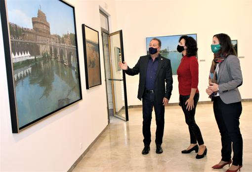 La alcaldesa de Priego, María Luisa Ceballos junto al pintor Escalera