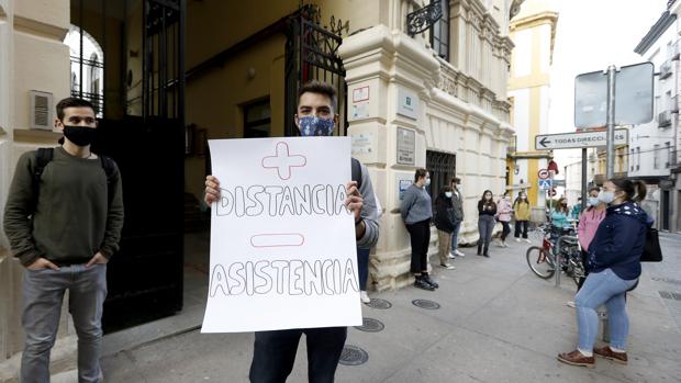 Alumnos del instituto Maimónides de Córdoba alertan del poco espacio en sus aulas