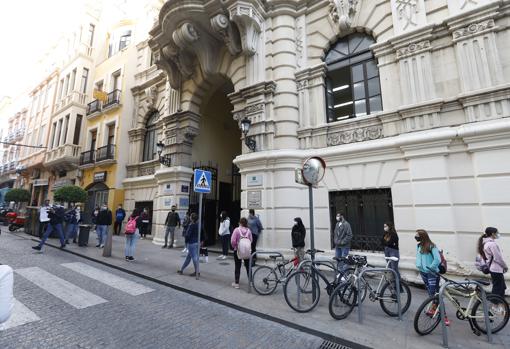 Alumnos junto al instituto Maimónides