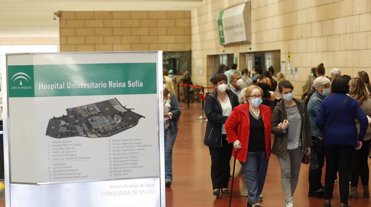 Usuarios en el hospital Reina Sofía de Córdoba