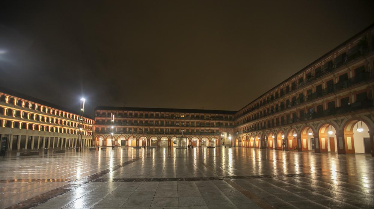 Aspecto que presentaba la plaza de la Corredera anoche en Córdoba cuando se estableció el toque de queda a las once