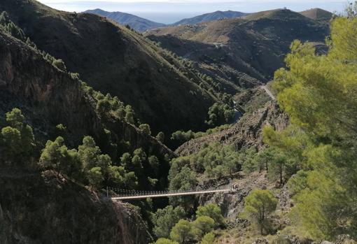 La pasarela está enclavada en el Parque Natural de la Sierra de Tejeda, Almijara y Alhama