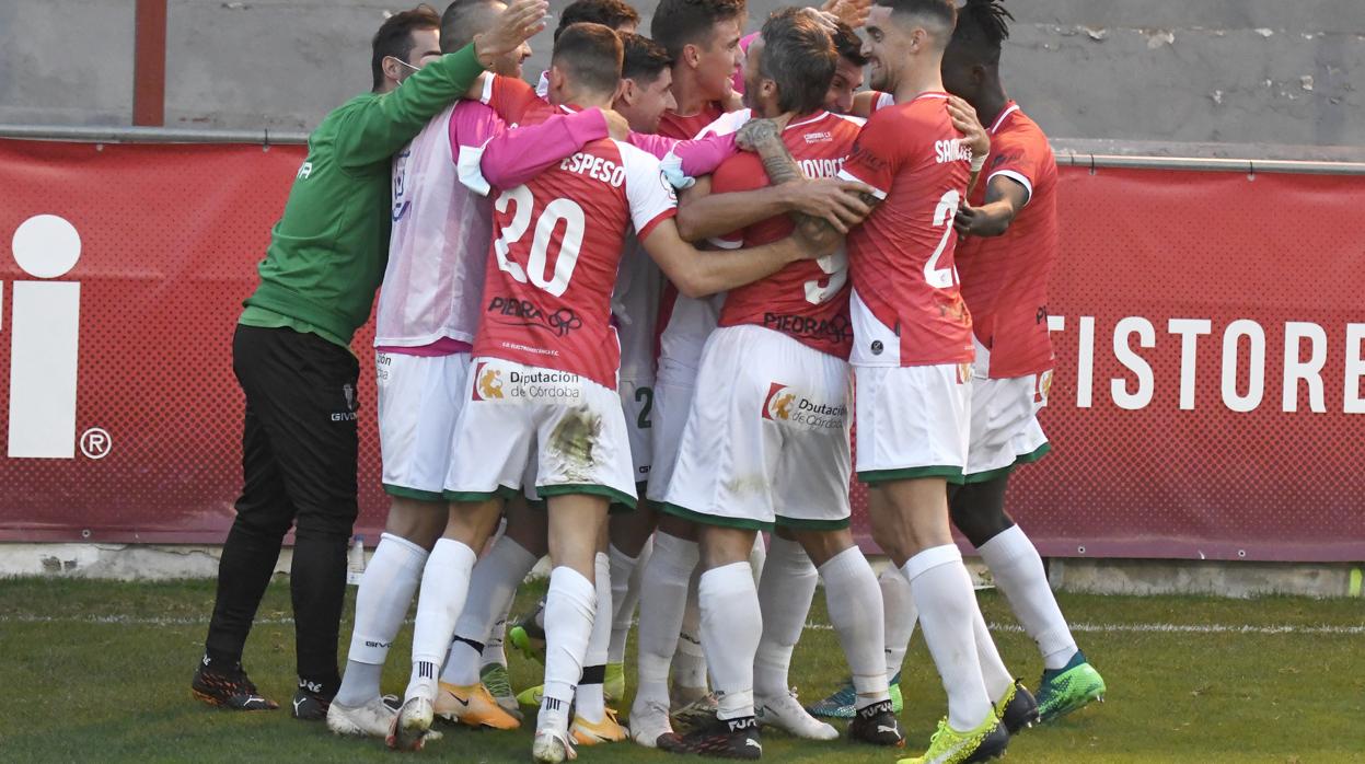 Los jugadores del Córdoba CF celebran el 1-3 de Willy de la victoria del domingo ante el Yeclano