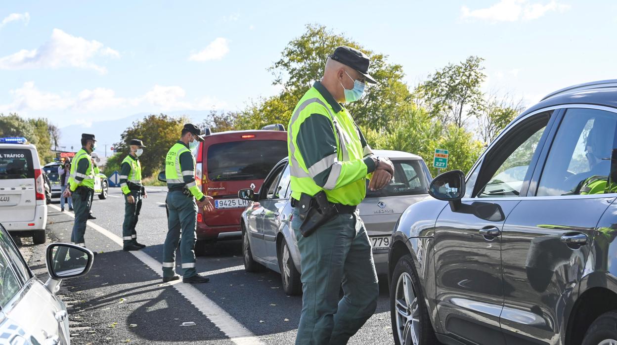 Agentes de la Guardia Civil llevan a cabo un control en el primer día de confinamiento perimetral de Granada