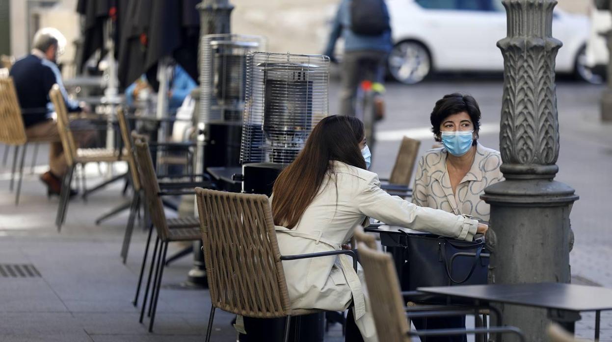 Dos mujeres en la terraza de una cafetería de Córdoba