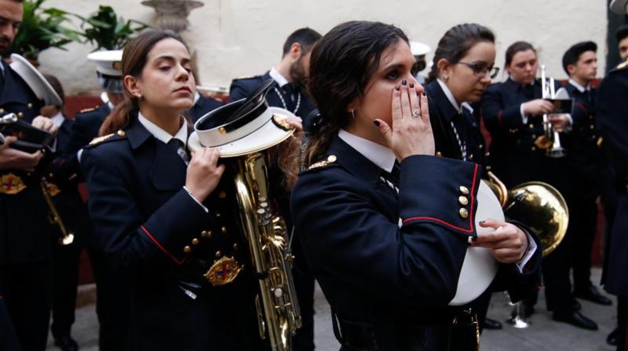 Una músico se lamenta por la suspensión de una salida