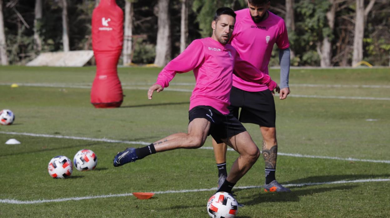 El extremo del Córdoba CF Carlos Valverde lanza a portería este miércoles en la Ciudad Deportiva