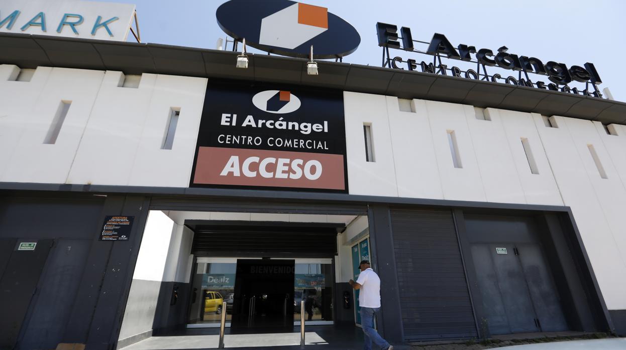 Acceso al Centro Comercial El Arcángel