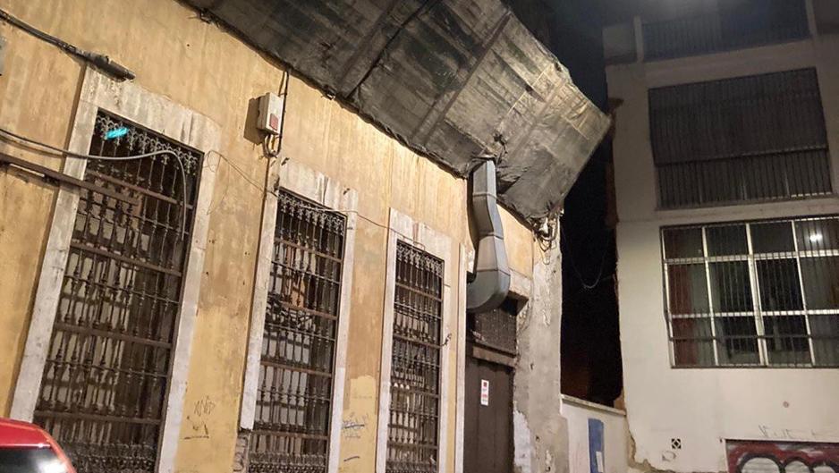 El derrumbe de un muro en la calle María Cristina de Córdoba obliga a desalojar a una familia