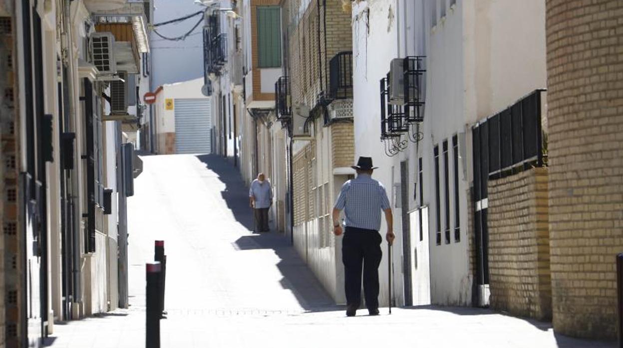 Una calle semivacía en Montalbán el pasado verano, cuando la localidad se «autocofinó»