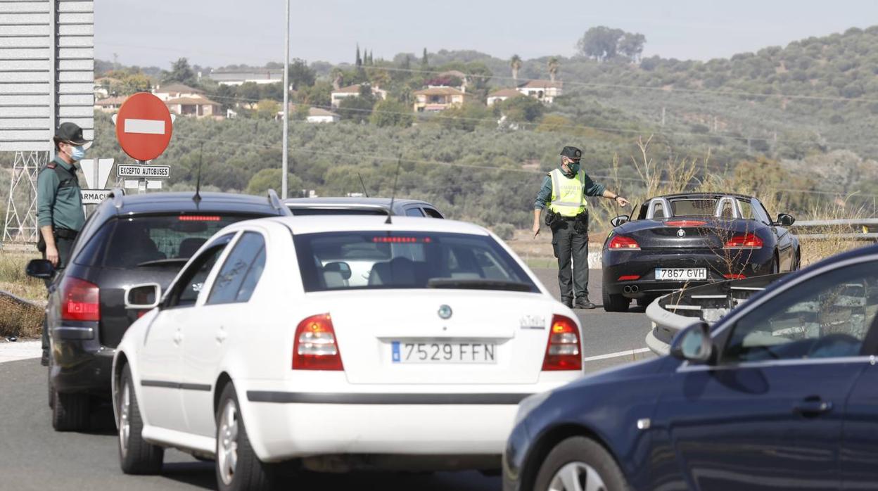 Agentes durante un control de carreteras en una imagen de archivo