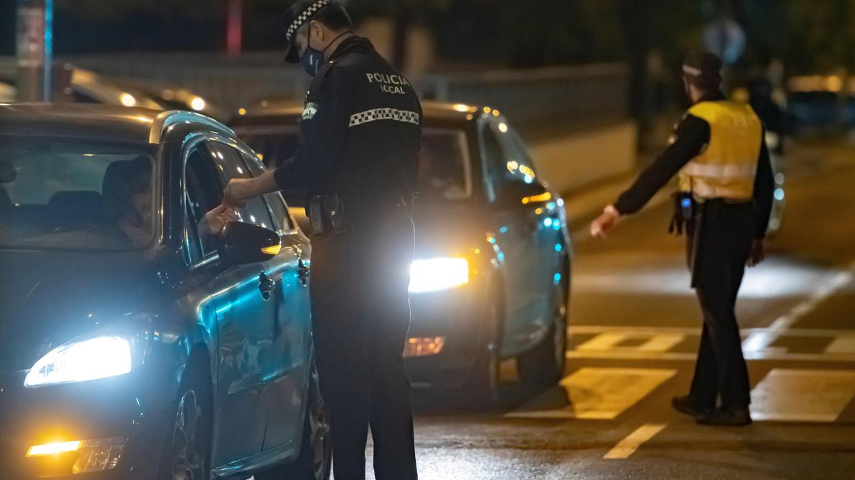 Miembros de la Policía Municipal durante el control de Sevilla capital