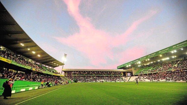 El Córdoba CF espera un informe de dos consultoras sobre qué usos harían rentable explotar el estadio