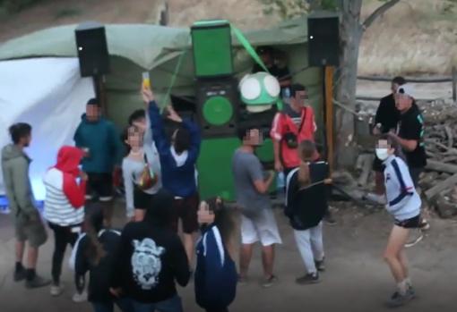 Grupo de jóvenes en una de las fiestas organizadas en este cortijo