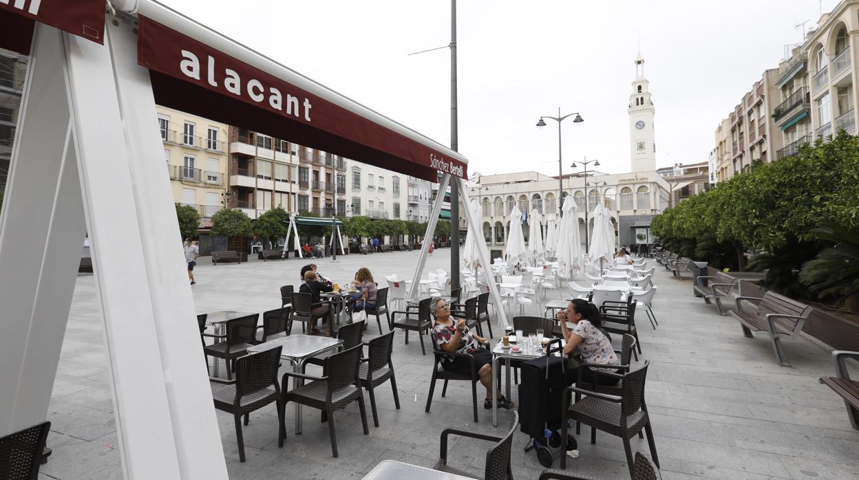 Ciudadanos en la plaza que hace de antesala del Ayuntamiento lucentino