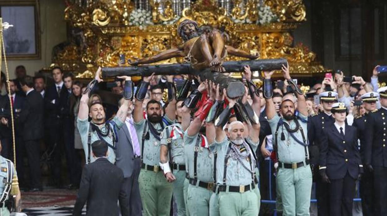 Legionarios portan al Cristo de Mena en una mañana de Jueves Santo