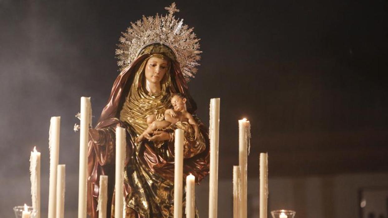 La Virgen del Amparo en su última salida procesional