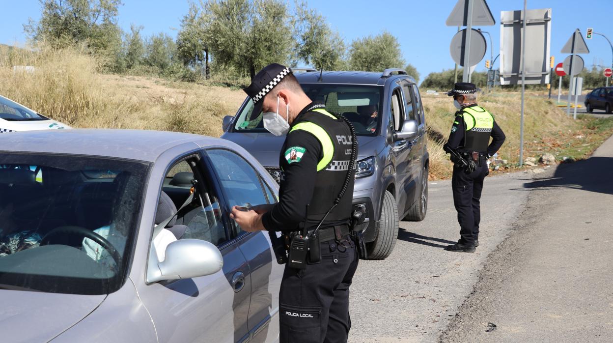 Agentes de la Policía Local de Lucena en un dispositivo de control