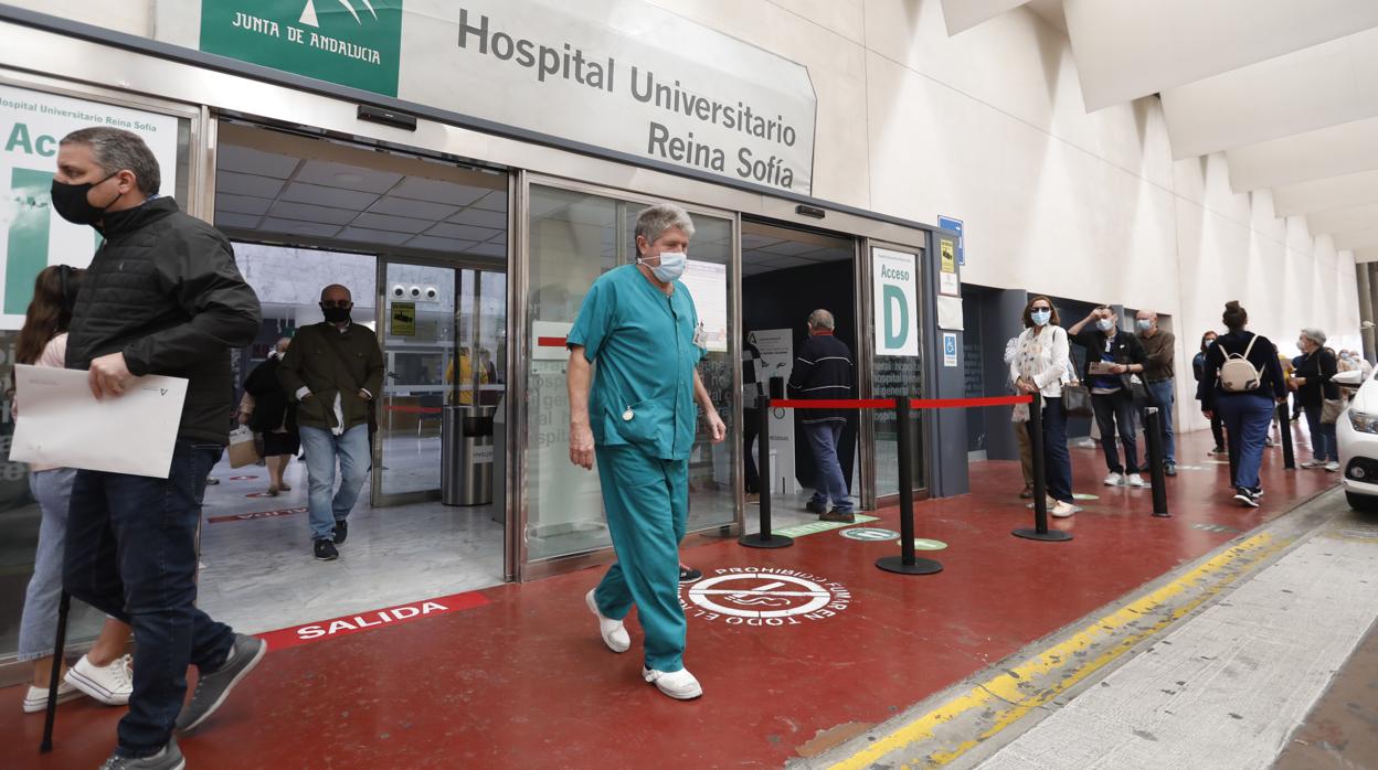 Entrada principal al Hospital General del complejo del Reina Sofía