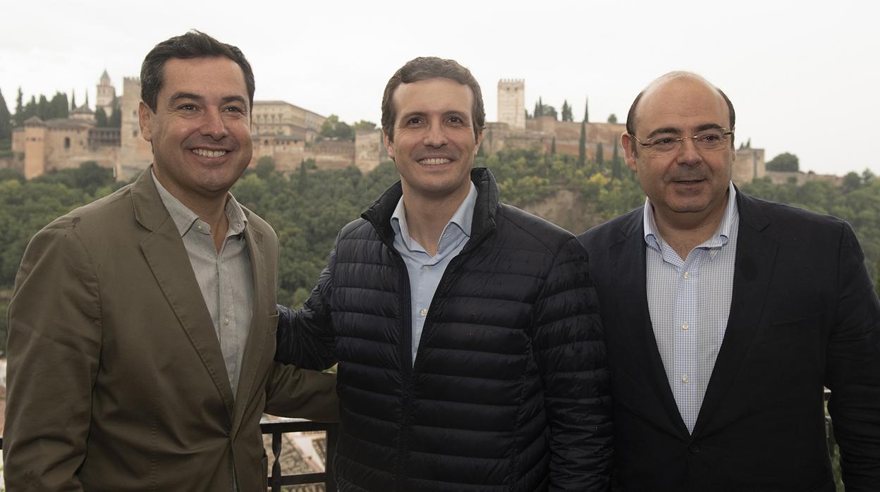 Sebastián Pérez, junto a Pablo Casado y Juanma Moreno, en Granada