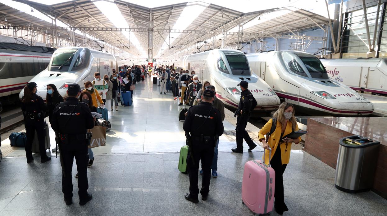 La Policía realiza controles de movilidad a los pasajeros de Madrid en la Estación María Zambrano de Málaga