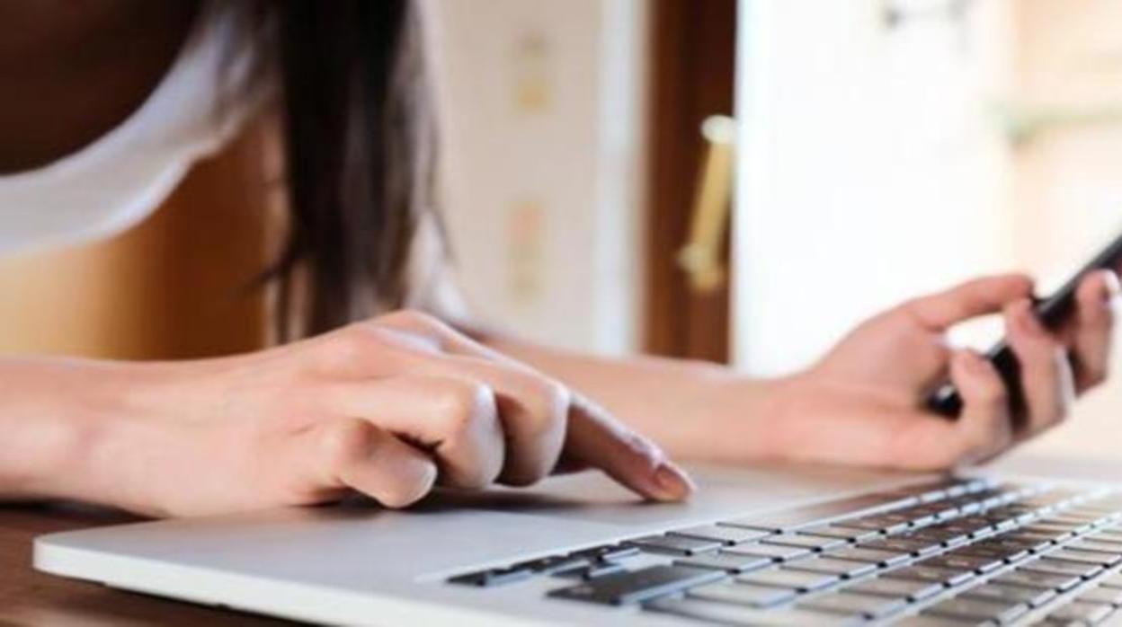 Una joven durante un curso de formación