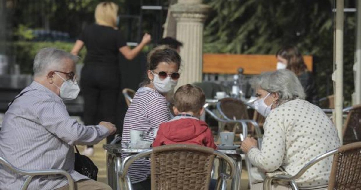 Una familia disfrutando del buen tiempo en una imagen de archivo