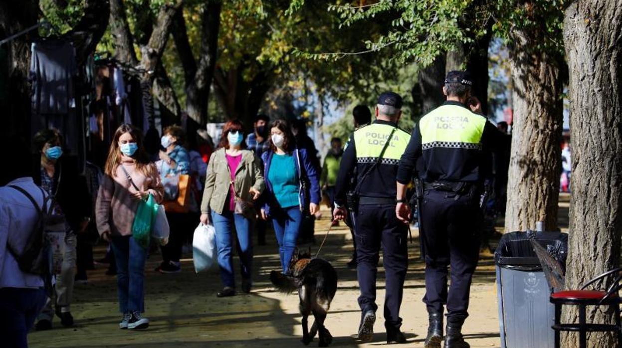 Agentes de la Policía Local controlan la afluencia en el mercadillo de Montilla el pasado viernes