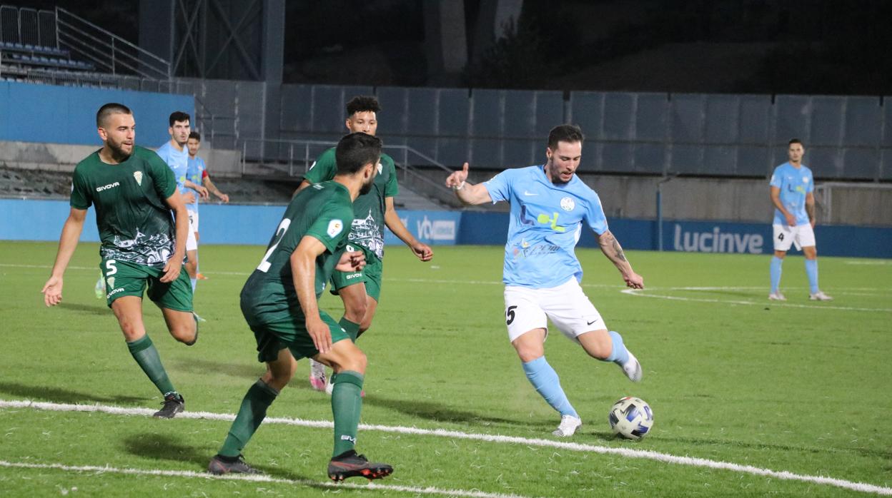 Una acción del derbi entre Ciudad de Lucena y Córdoba B este domingo en Lucena