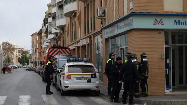 Heridos dos policías en Lucena al evitar una okupación y otro que medió en una pelea