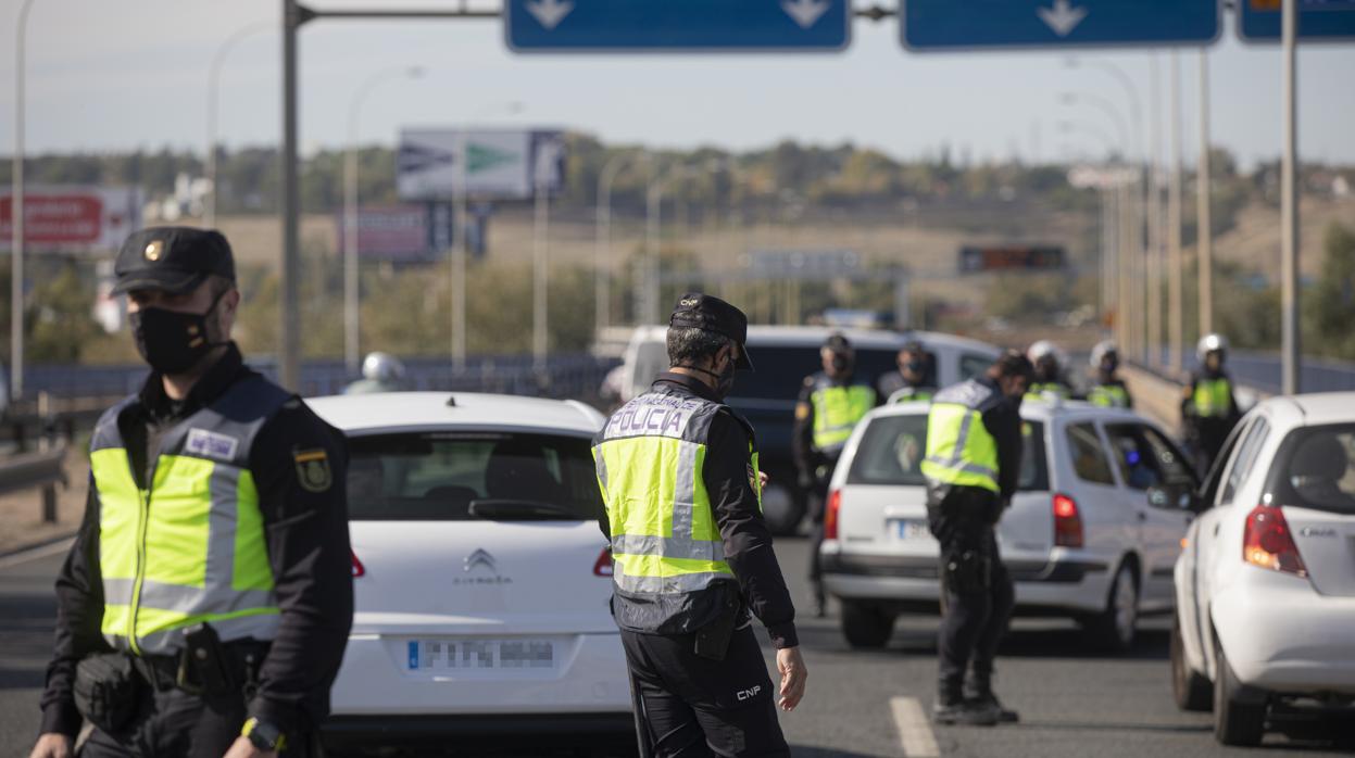 Agentes de la Policía Nacional durante un control en la salida de Sevilla en dirección a Huelva