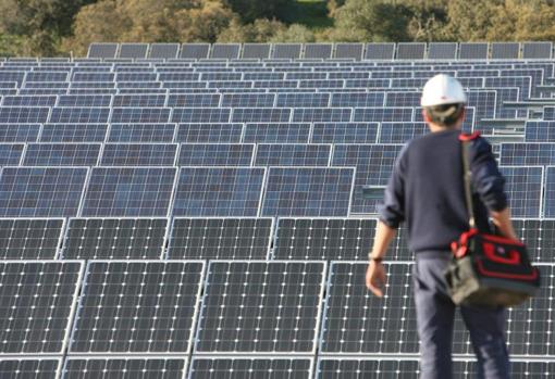 Un trabajador de una planta solar en Córdoba