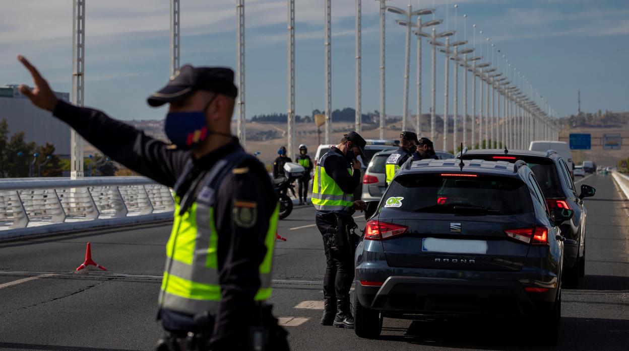 Agentes del Cuerpo Nacional de Policía realizan controles de movilidad a conductores en la salida de Sevilla capital