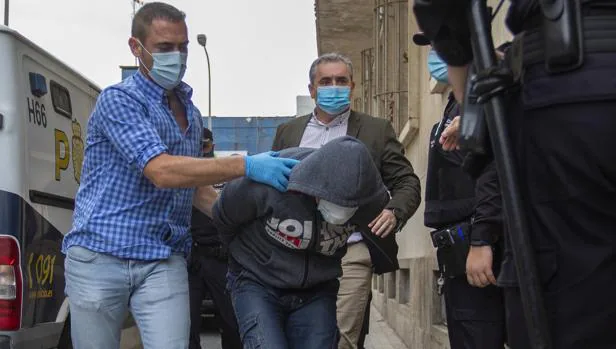 El juez manda a prisión por asesinato al hombre que se paseó por Huelva con una cabeza humana