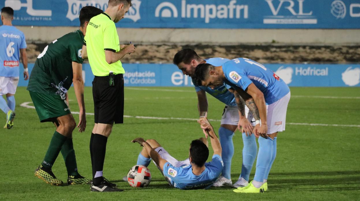 Jugadores del Ciudad de Lucena y del Córdoba B en el derbi del domingo en la localidad lucentina