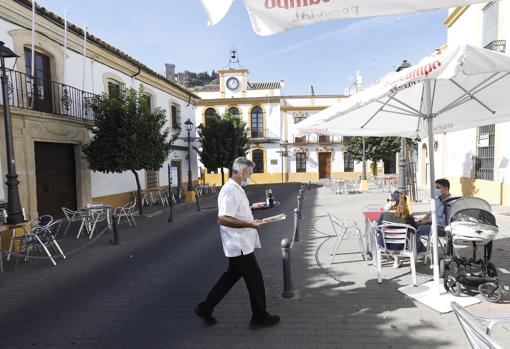 Un camarero atiende a una pareja en Almodóvar tras el confinamiento