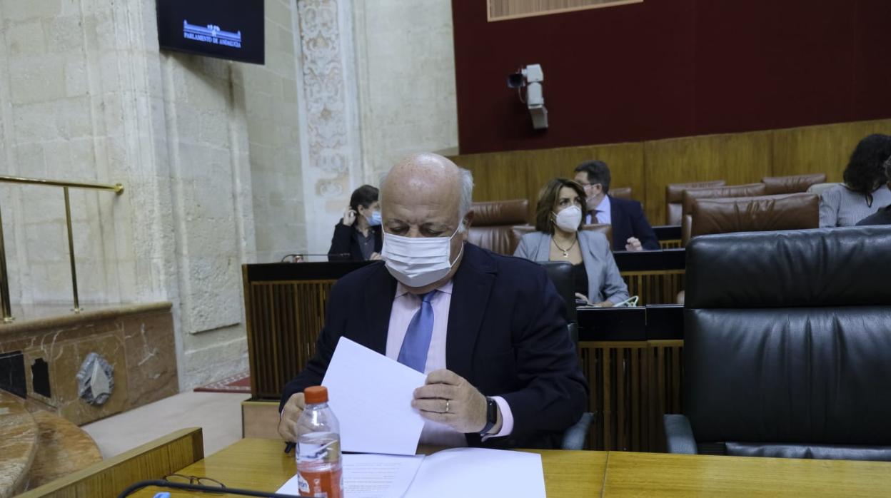 El consejero de Salud, Jesús Aguirre, prepara su intervención en el Pleno del Parlamento