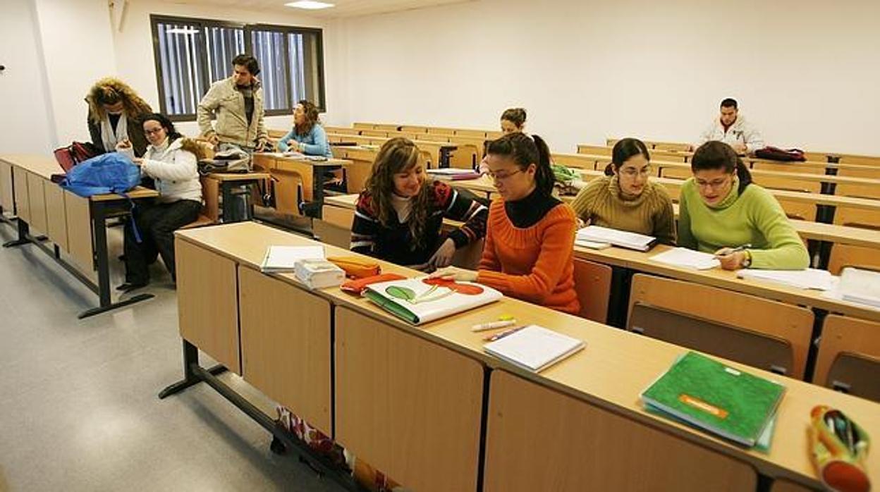 Alumnos de la Facultad de Derecho de la Universidad de Sevilla antes de la pandemia