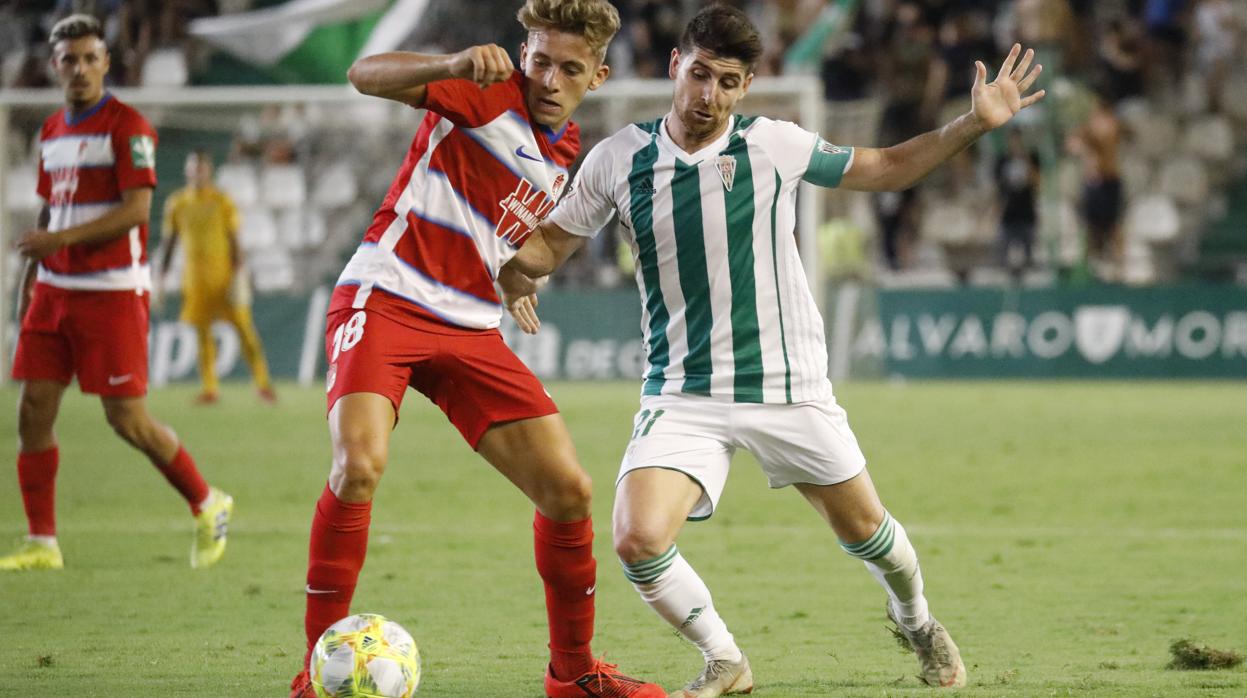 El capitán del Córdoba, Javi Flores, en el partido ante el Recreativo Granada del curso pasado