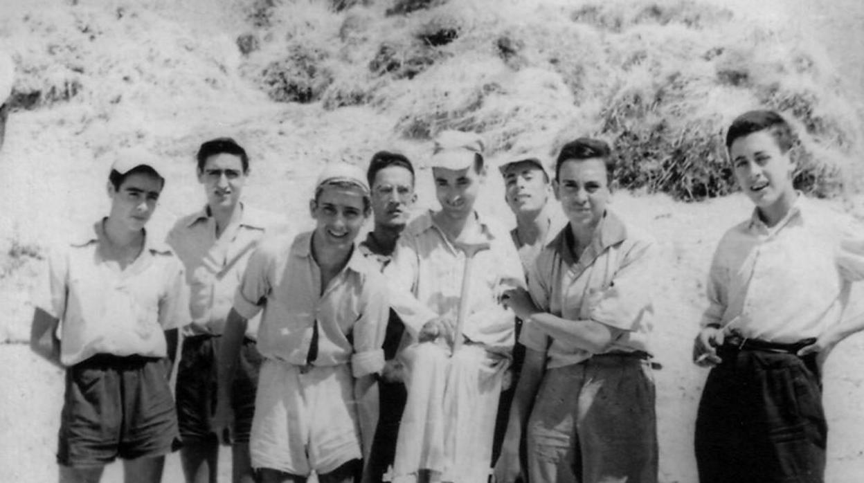 El periodista Lolo, en el centro, junto a amigos de su juventud