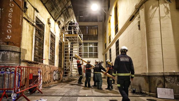 Los bomberos apuntalan de nuevo el edificio en mal estado de la calle María Cristina de Córdoba