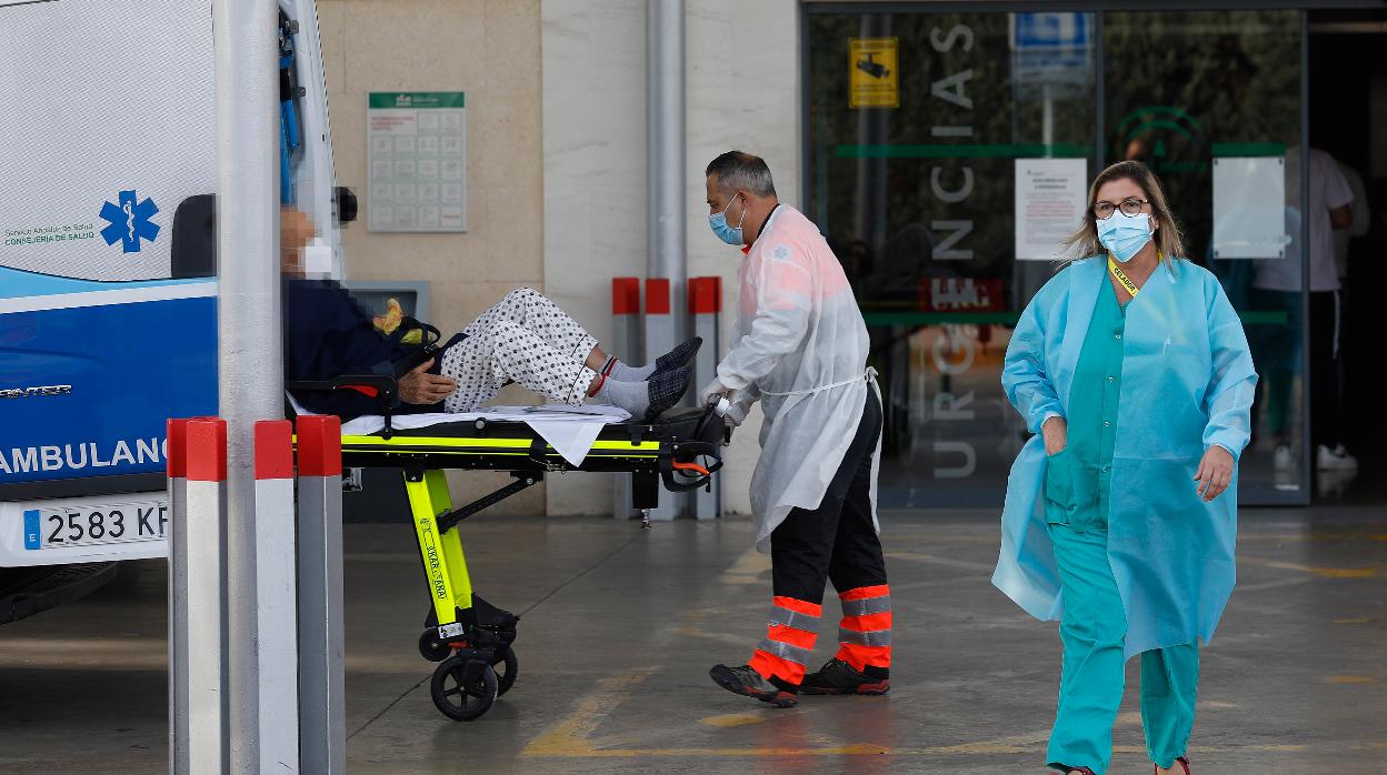 Traslado de una paciente en el Hospital Reina Sofía de Córdoba