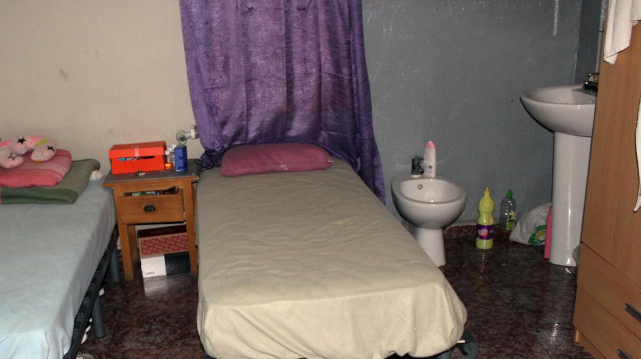 Imagen de una de las habitaciones dónde las mujeres ejercían la prostitución.