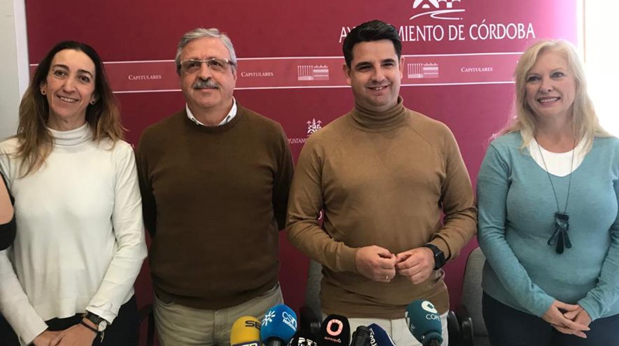 La portavoz de Vox, izquierda, con representantes de PSOE, IU y Podemos en una rueda de prensa conjunta